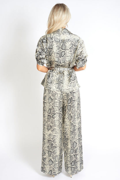 Pantalon large en pose de serpent