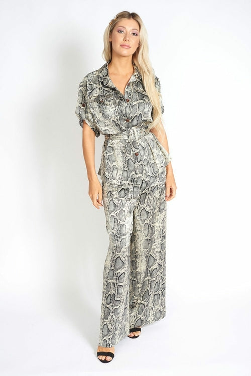 pantalon large en pose de serpent
