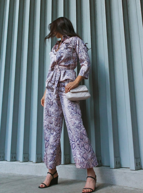 pantalon large en pose de serpent
