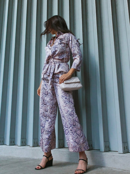 Pantalon large en pose de serpent